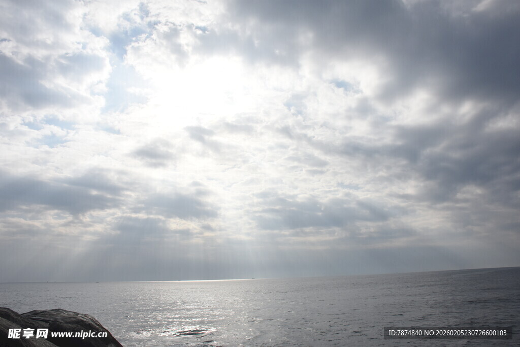 三亚海上云间透阳光美景