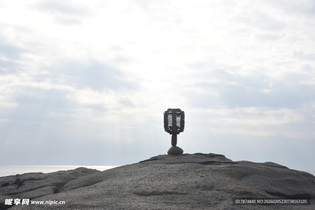 三亚山顶上的神秘标志物