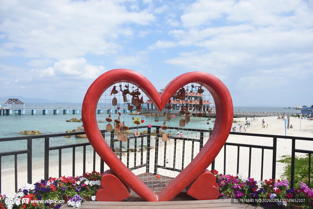 三亚海边爱心雕塑浪漫景致