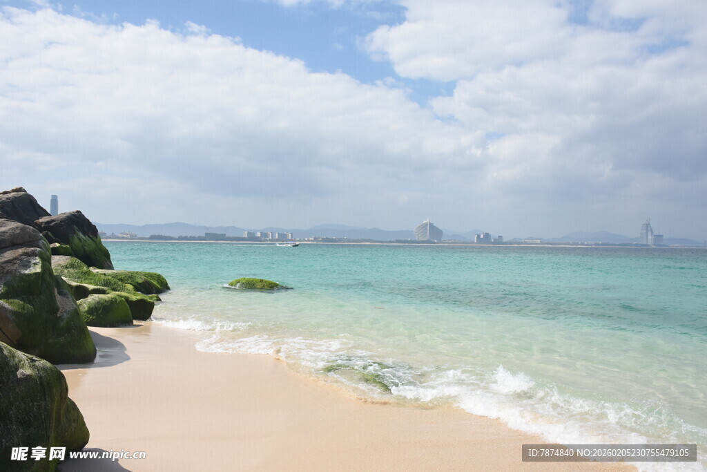 三亚美丽海滨沙滩与碧海蓝天