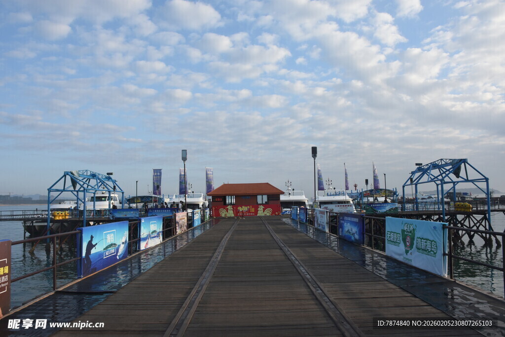 三亚海边长栈桥风景