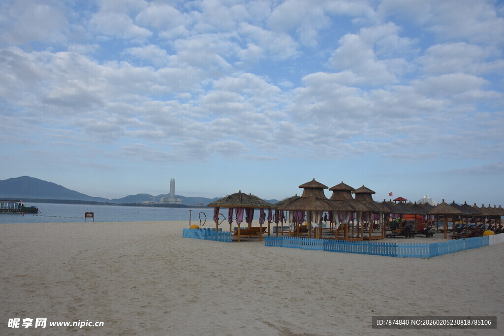 三亚海滨沙滩休闲度假场景