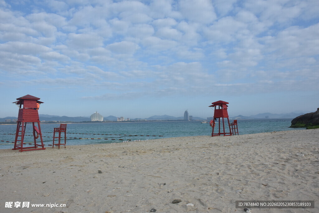 三亚沙滩上的红色瞭望塔