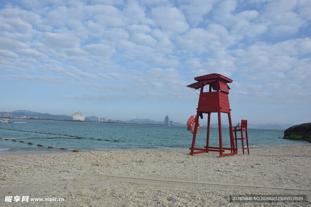 三亚沙滩上的红色瞭望塔