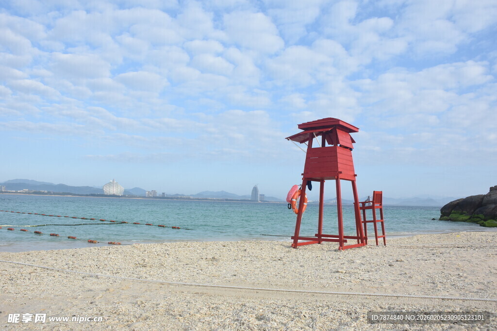 三亚沙滩上的红色瞭望塔