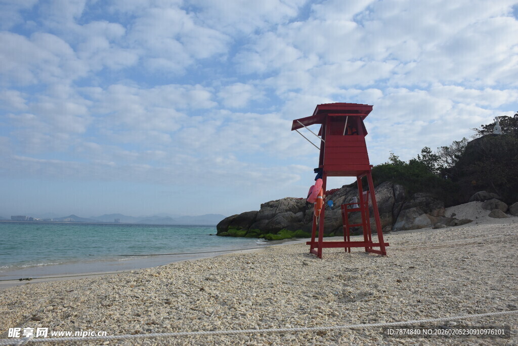 三亚海滩上的红色瞭望塔