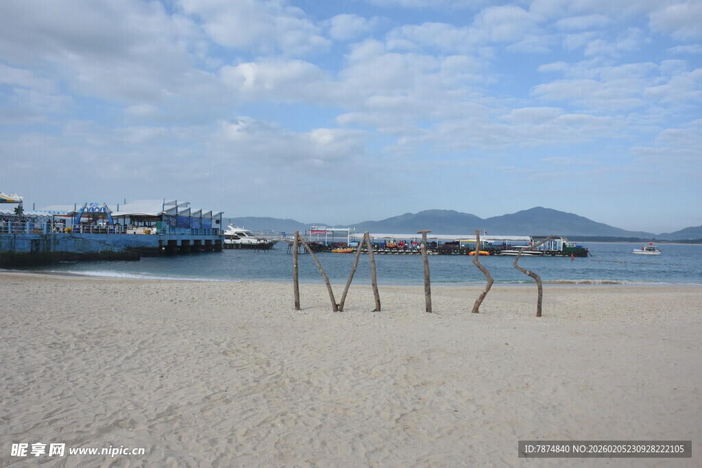三亚海边沙滩与远处船只景观