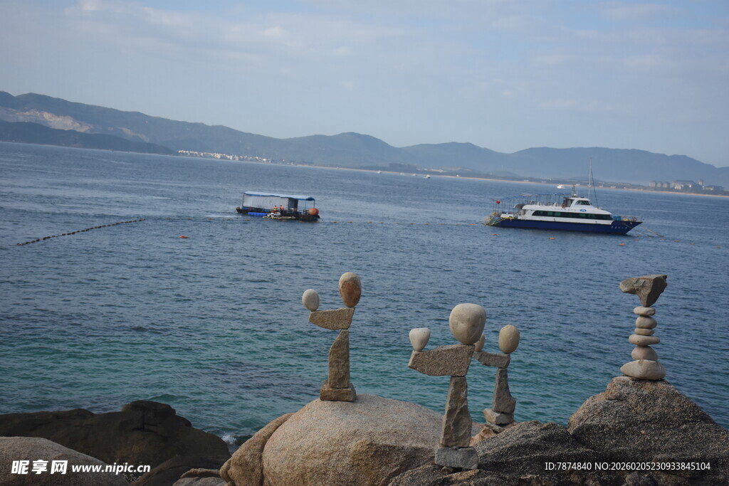 三亚海边独特雕塑与海上船只