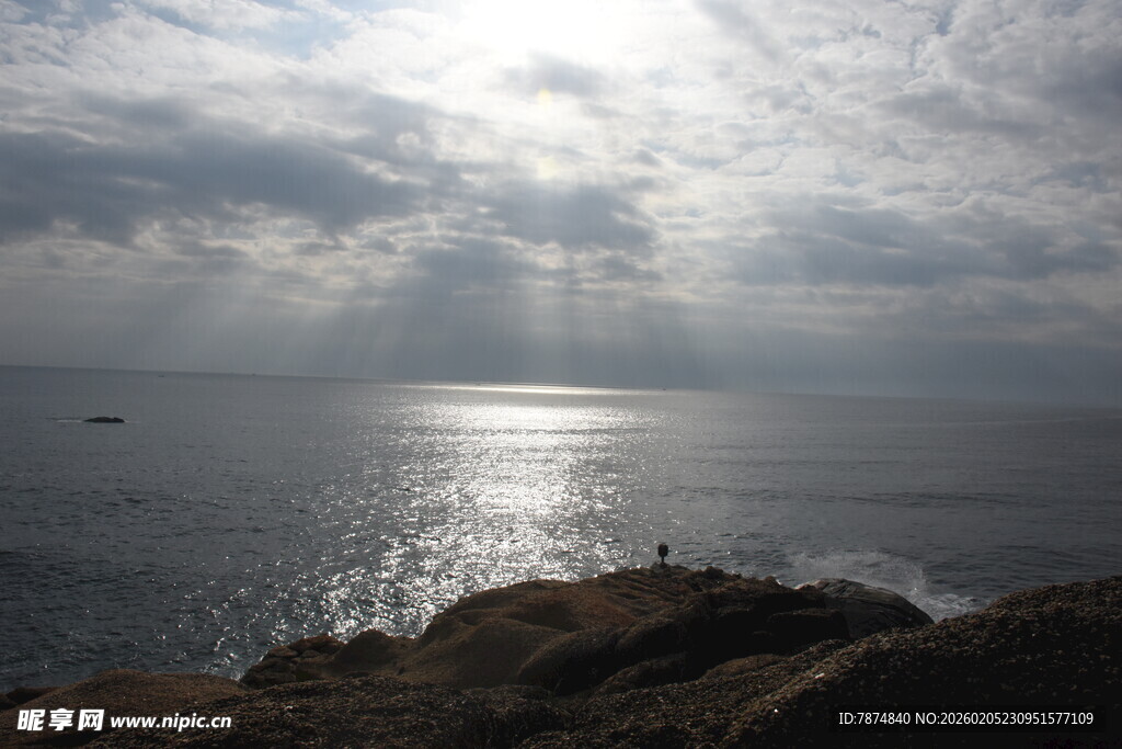 三亚海上日出美景 阳光洒海面