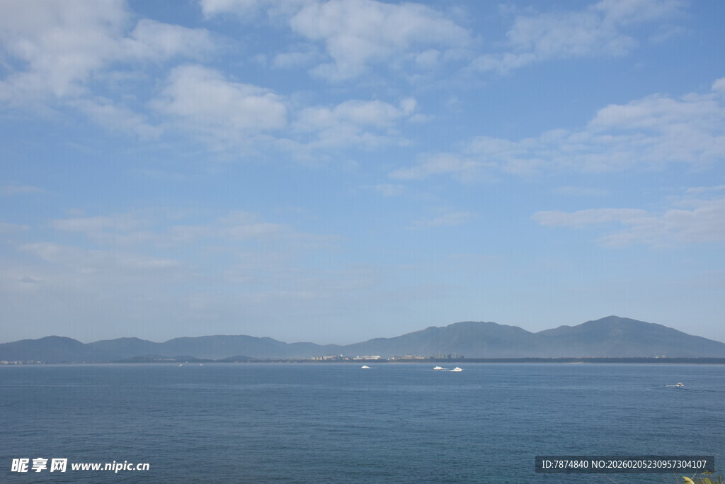 三亚碧海蓝天远山风景图