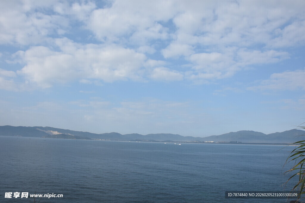 三亚湖畔蓝天美景