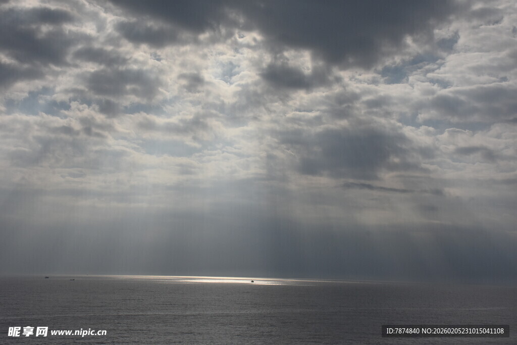 三亚海上云隙间的神圣光束