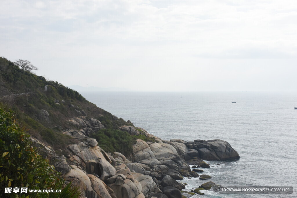 三亚海边嶙峋岩石与辽阔海景