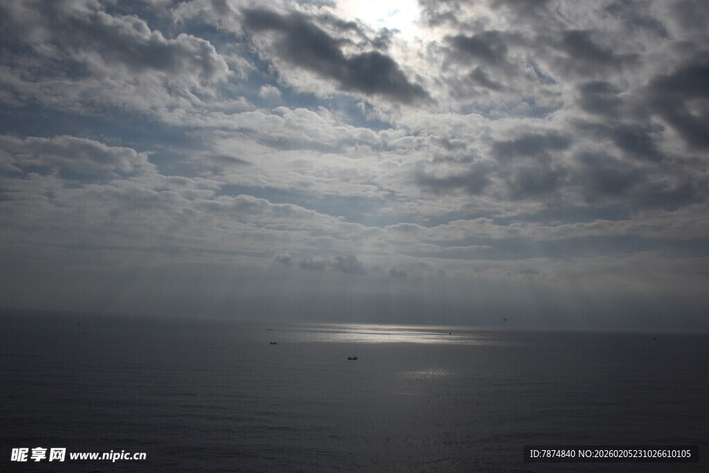 三亚海上云遮日景象