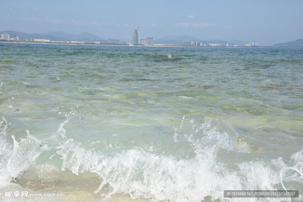 三亚海边浪花翻涌的美丽景致