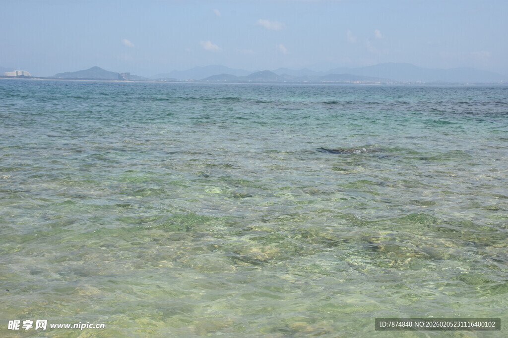 三亚清澈见底的美丽海域
