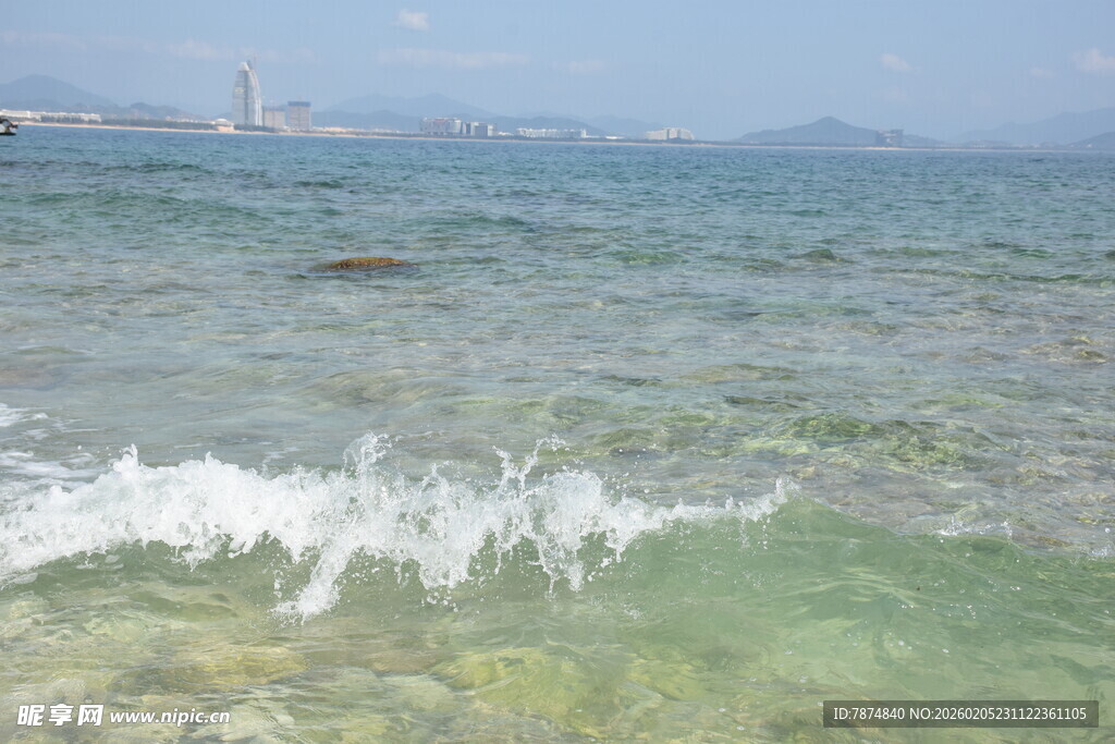三亚海浪轻拍的清澈海岸线