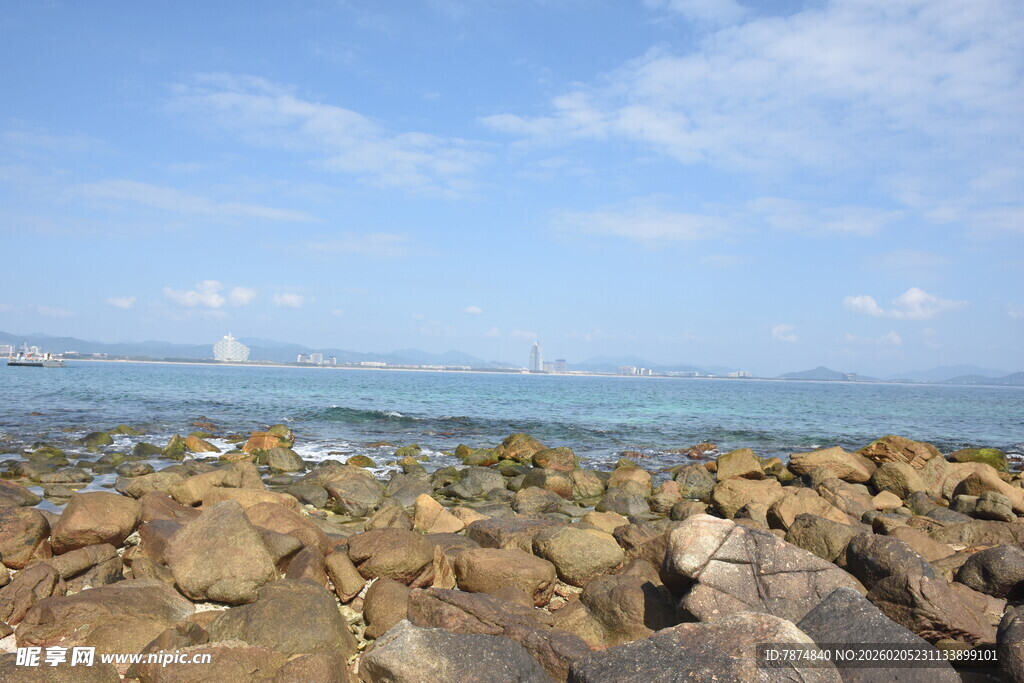三亚海边礁石与蔚蓝大海景观