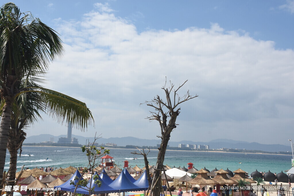 三亚热闹的海滨度假场景