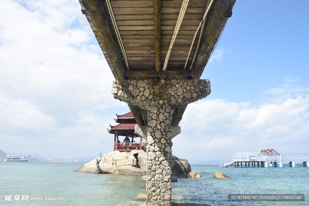 三亚海上栈桥与亭阁美景