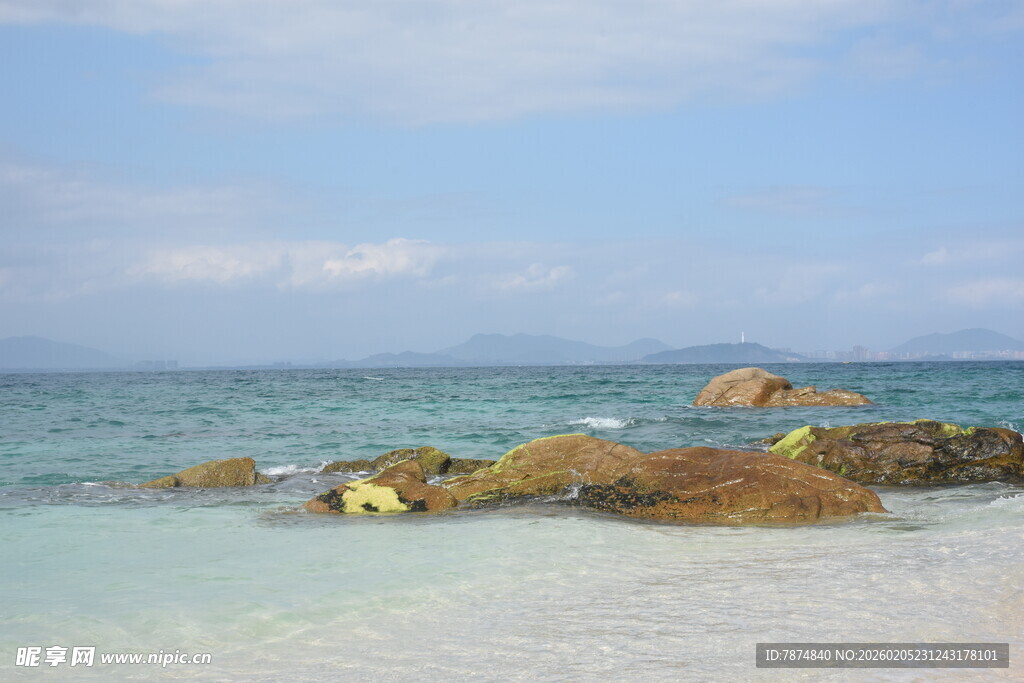 三亚海边礁石与清澈海水美景