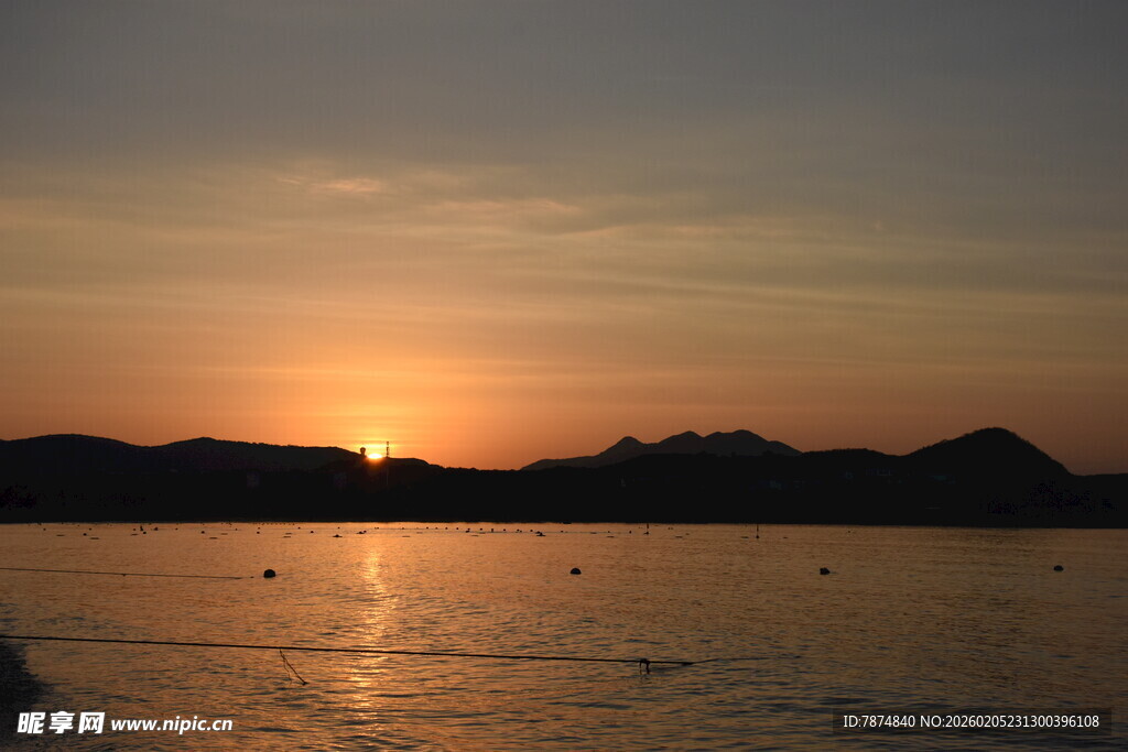 三亚夕阳下的湖面与远山美景