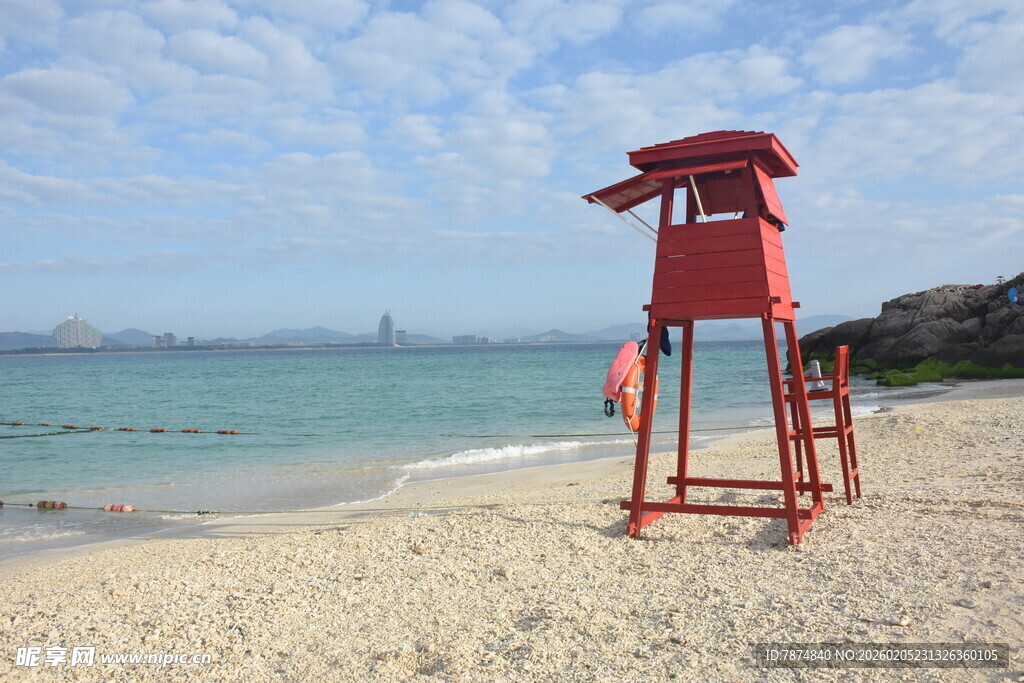 三亚海滩上的红色救生瞭望塔