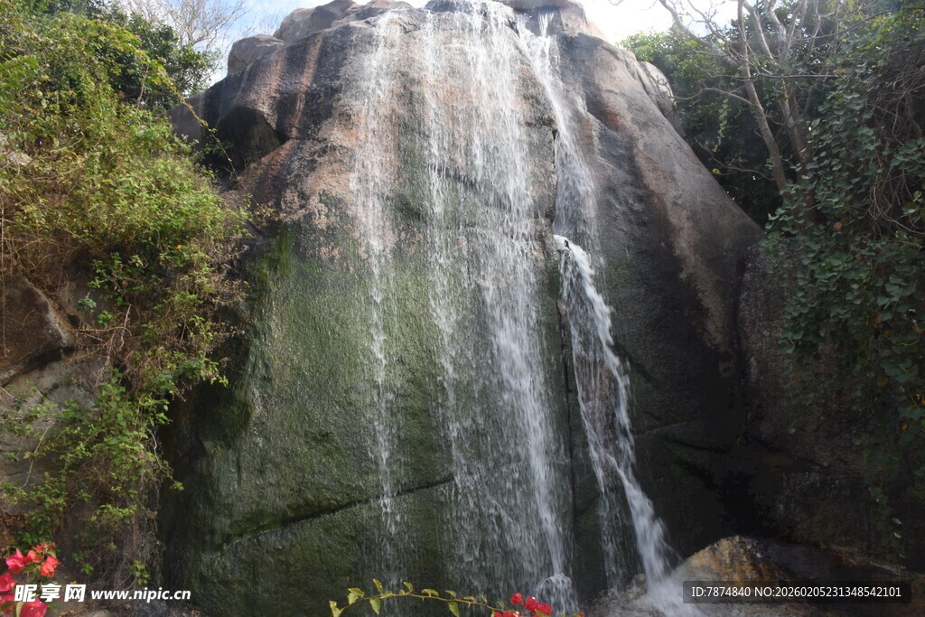 三亚山间壮丽瀑布景观