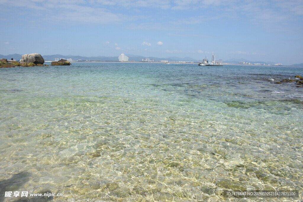 三亚清澈见底的美丽海滨风光