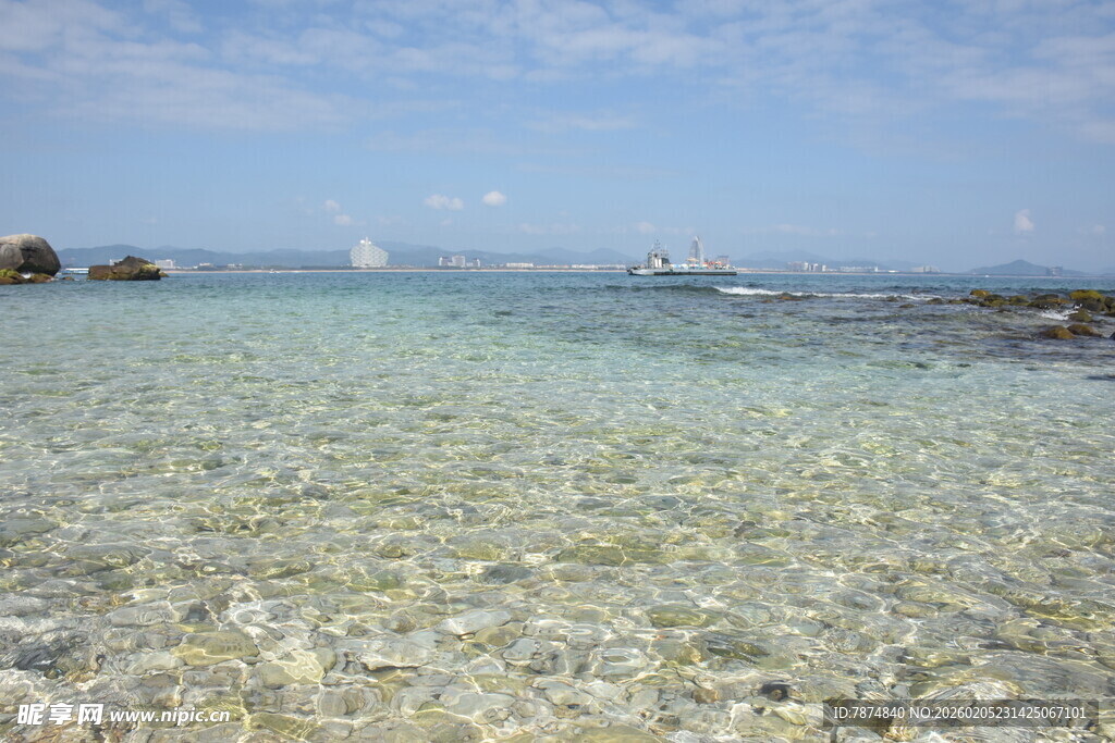 三亚清澈见底的美丽海滨风光