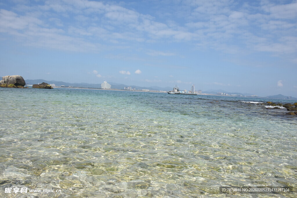 三亚清澈见底的美丽海滨风光