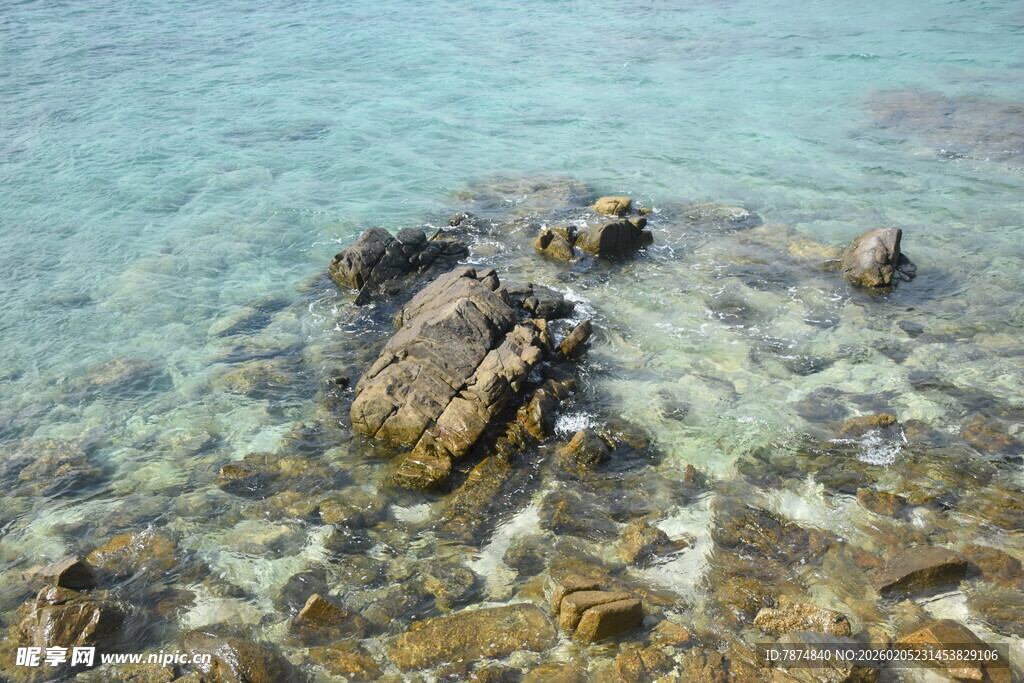 三亚清澈海水中的礁石景观