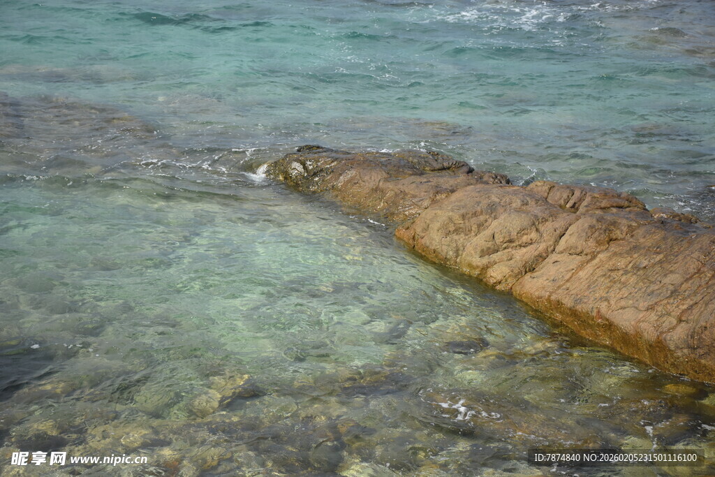 三亚海边礁石 清澈海水景观