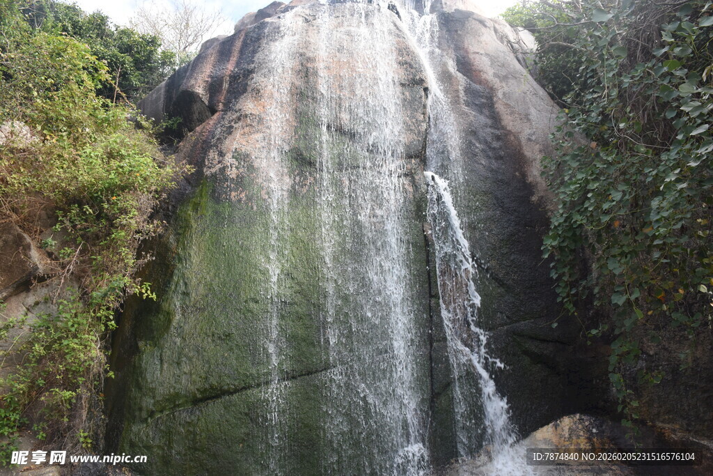 三亚壮观瀑布从山间倾泻而下