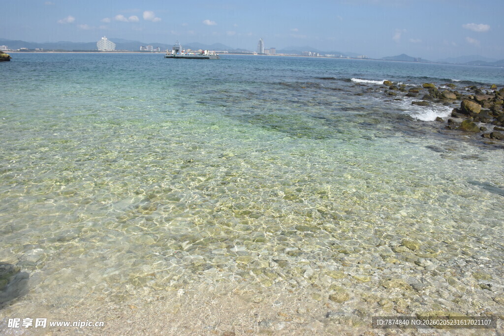 三亚清澈见底的美丽海滨风光