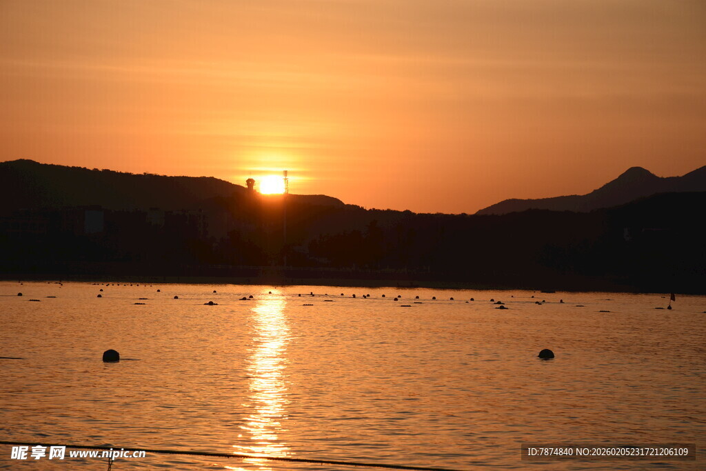 三亚夕阳下的静谧湖面美景