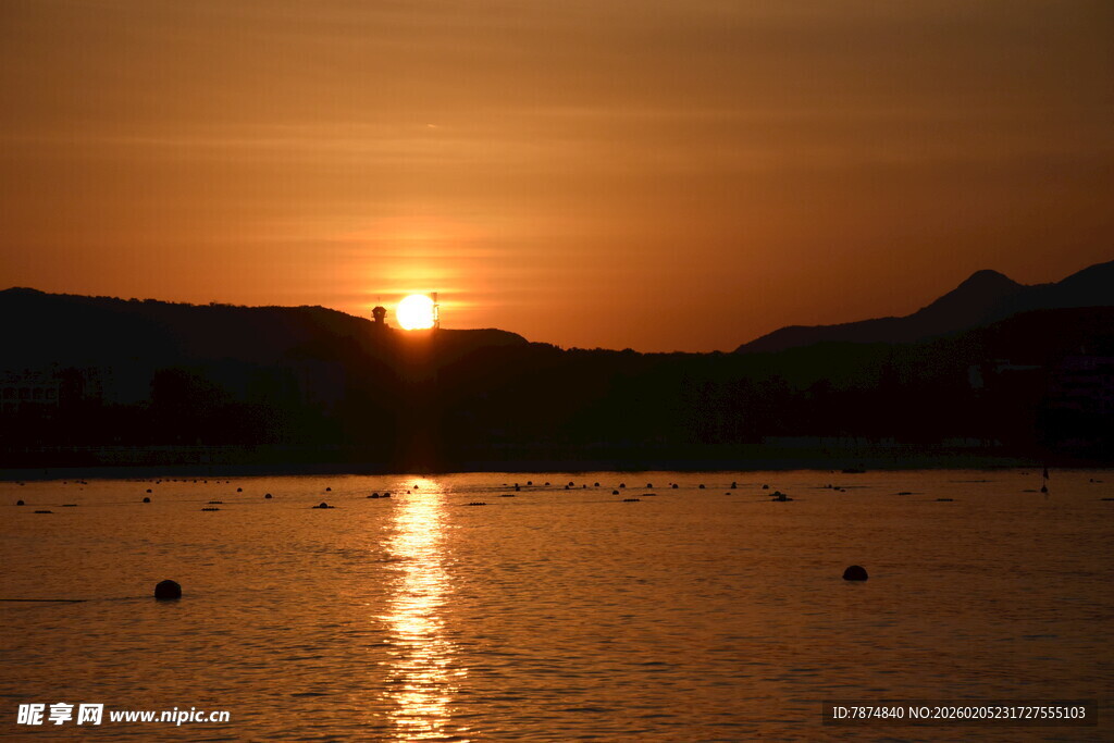 三亚夕阳下波光粼粼的湖面