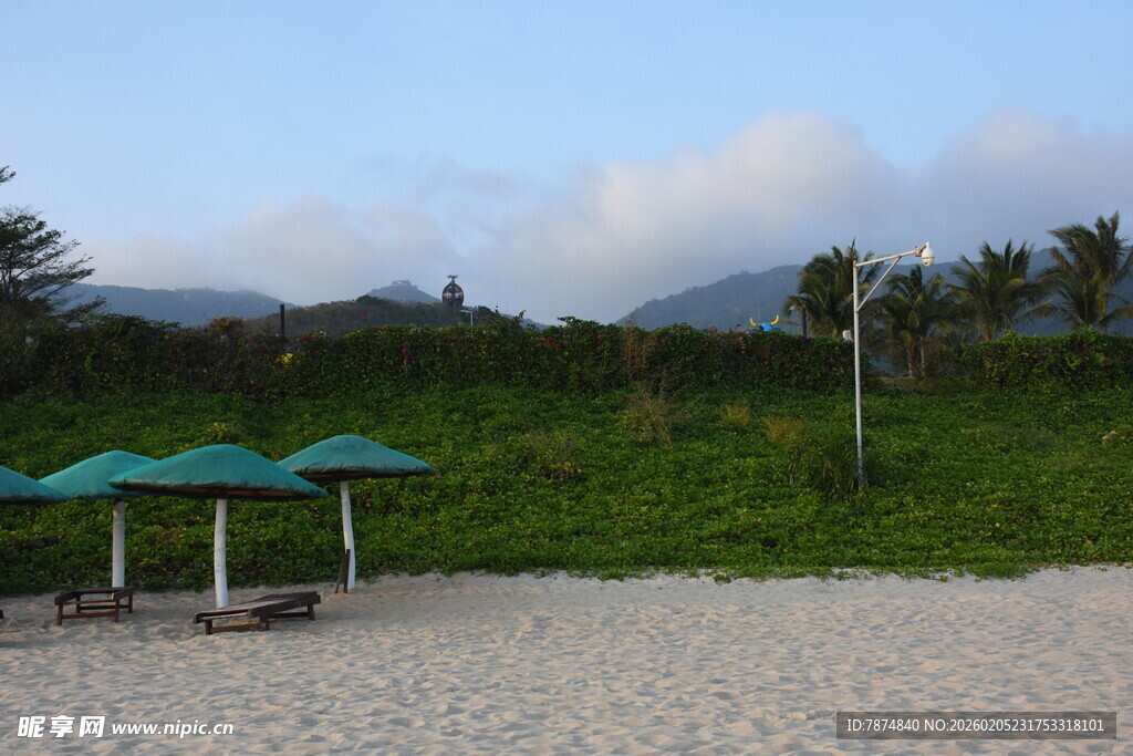 三亚海滩遮阳伞与绿植美景