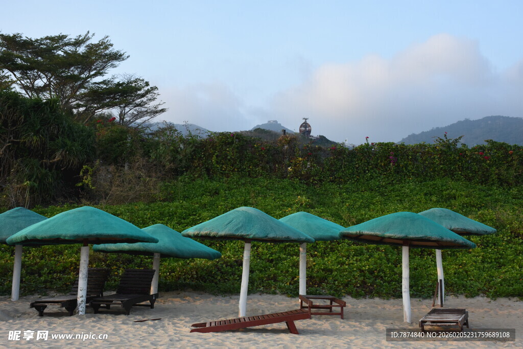 三亚海滩上的绿色遮阳伞景观
