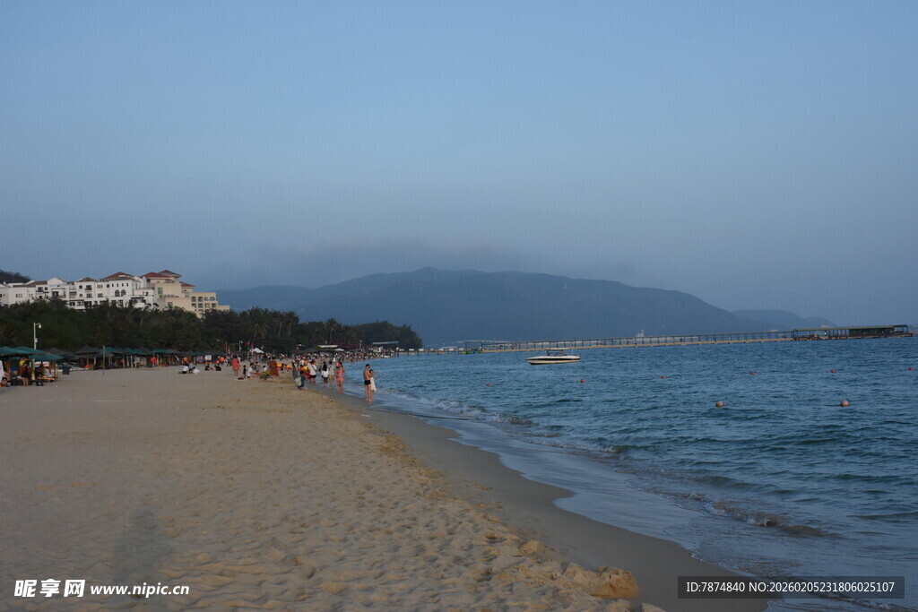 三亚宁静海滩的美丽黄昏景色