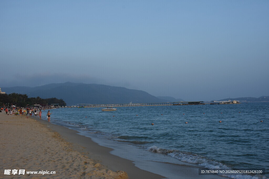 三亚美丽海滨沙滩景色