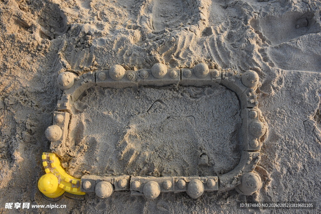 三亚沙滩上的儿童沙坑玩具场景