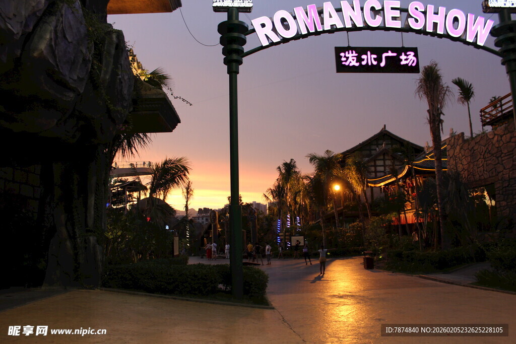 三亚浪漫秀乐园入口夜景