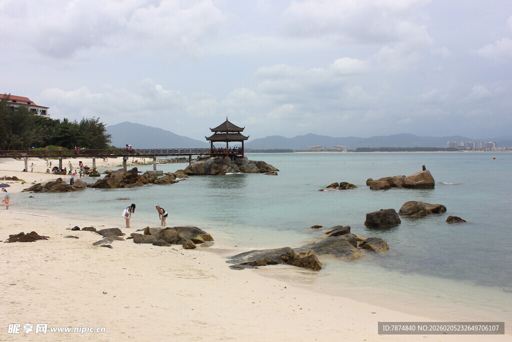 三亚海边沙滩上的观景凉亭