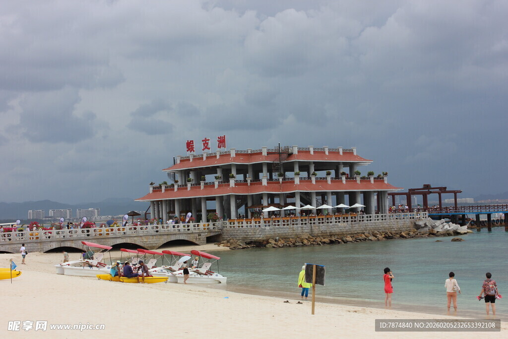 三亚海滨码头的热闹沙滩景象