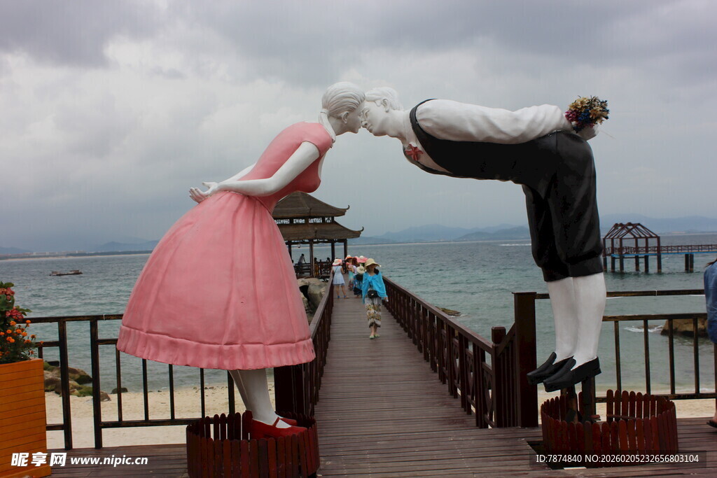 三亚海边浪漫亲吻雕塑景观