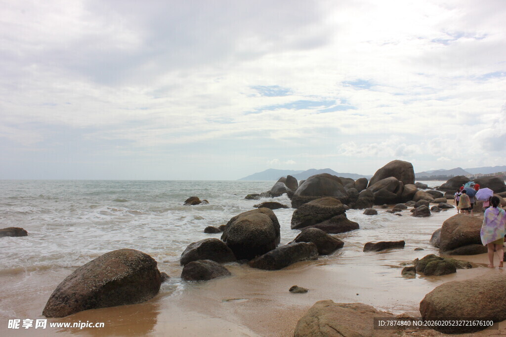 三亚海边礁石风景