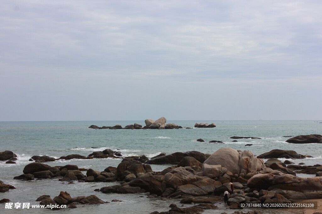 三亚海边岩石与远处孤石景观