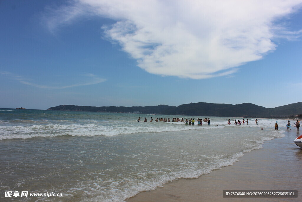 三亚美丽海滨 游人漫步沙滩