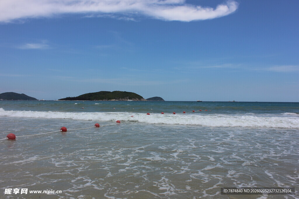 三亚海边美景 海浪轻拍海岸线